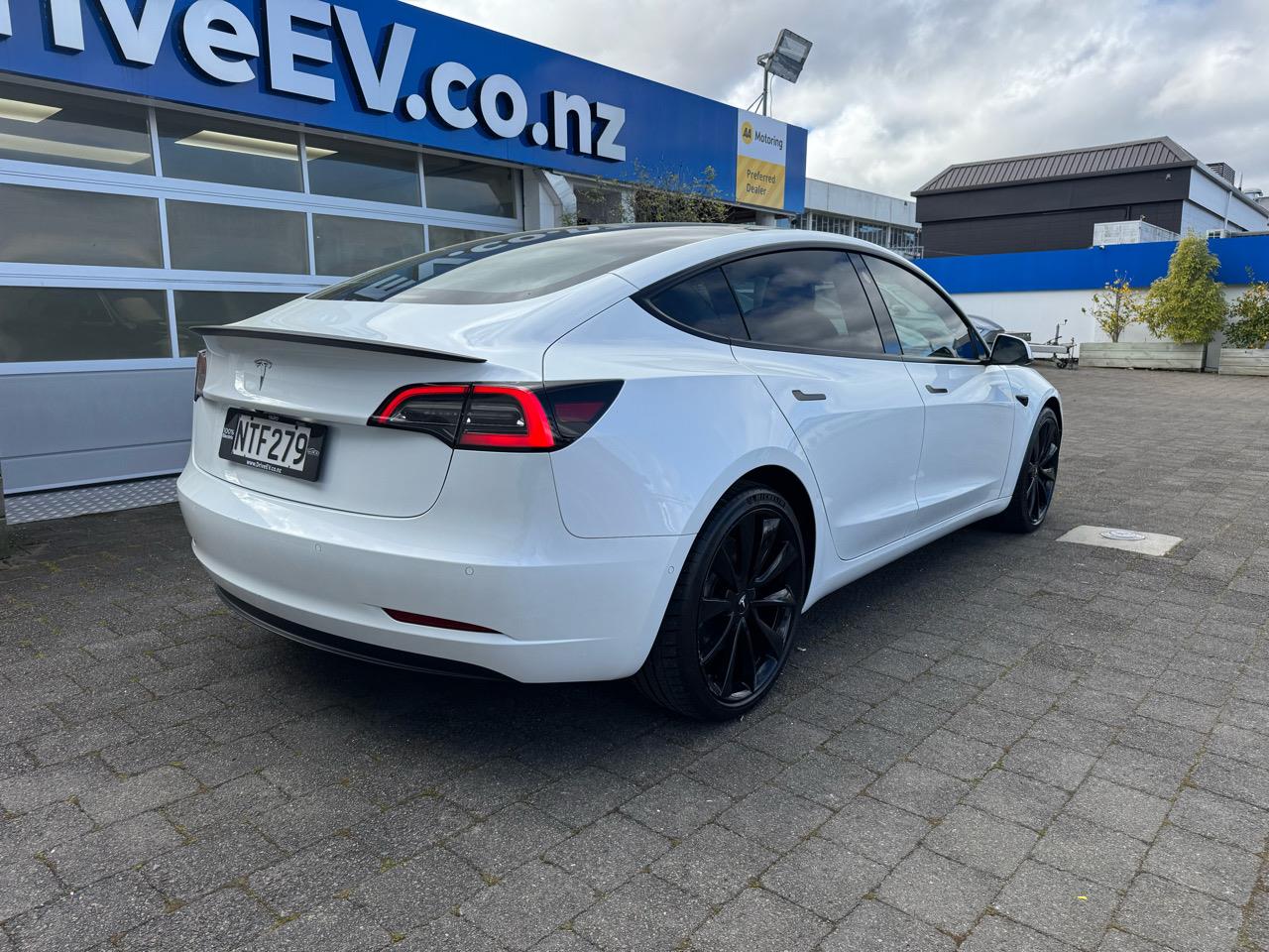 2021 Tesla Model 3 SR + Refresh LFP